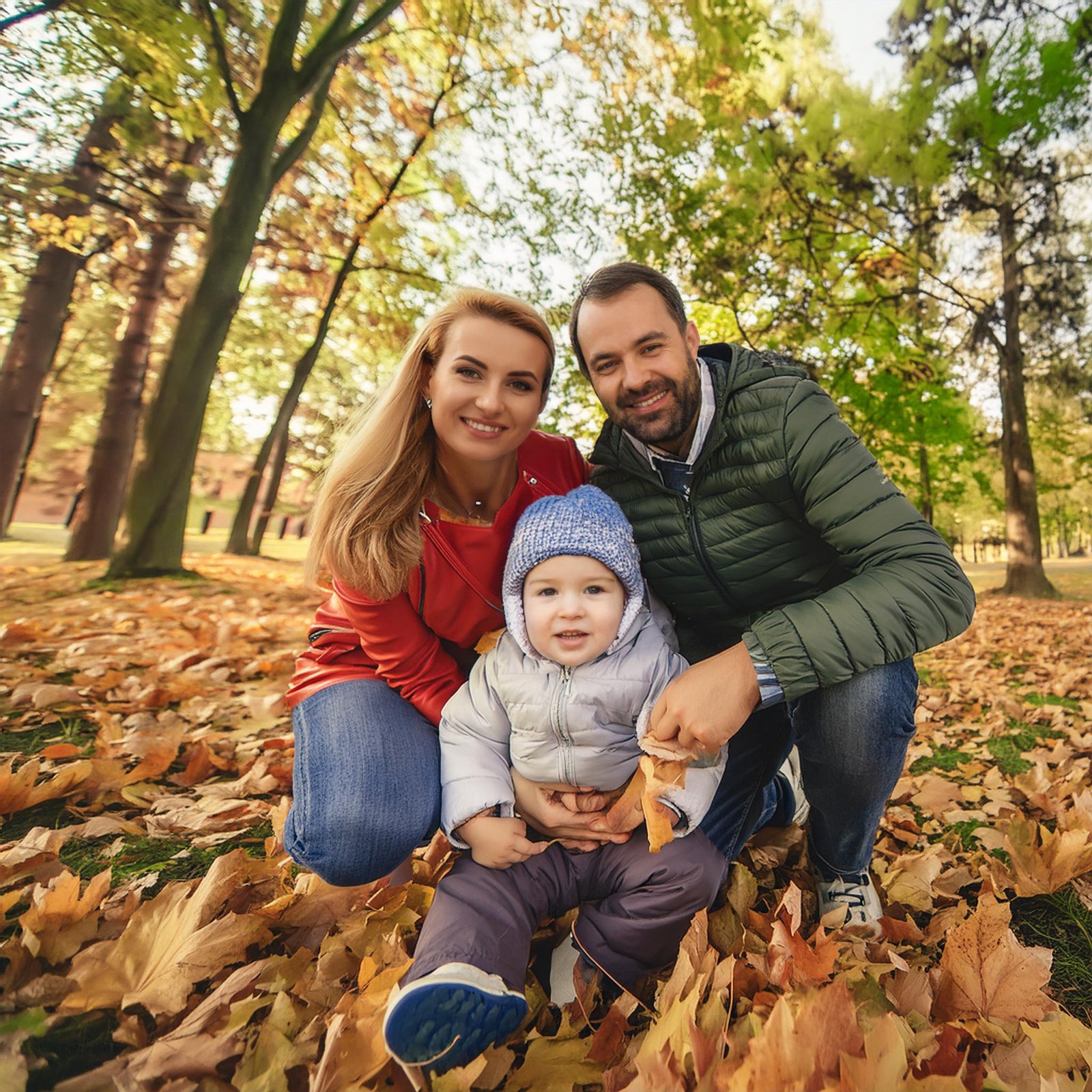 parents avec un enfant dans un parc 15085